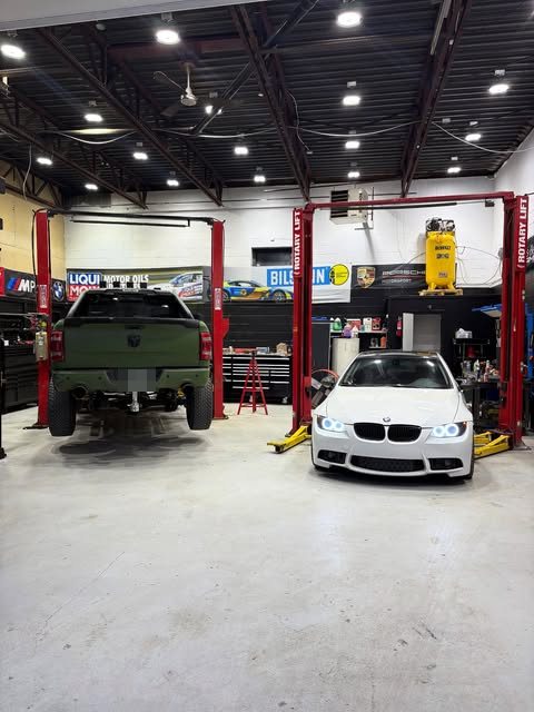 Un Ram et une BMW M3 dans l'atelier