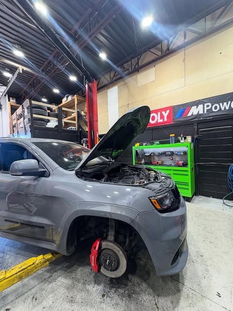 Jeep Grand Cherokee, roue retirée et étrier de frein rouge visible