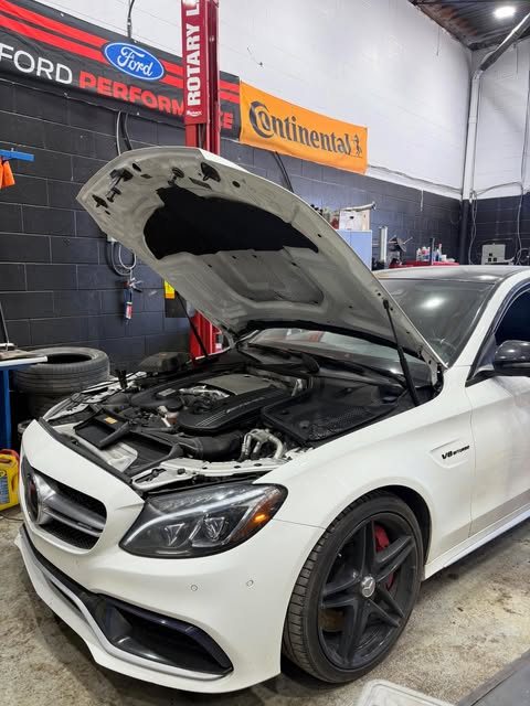 Mercedes-AMG C63, capot ouvert sur le V8 biturbo