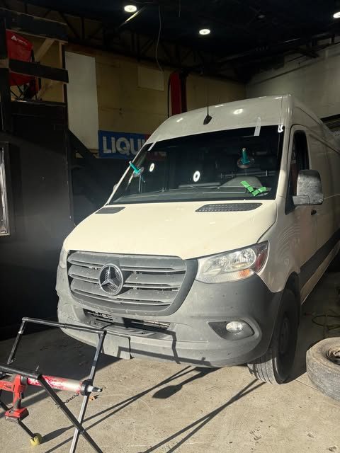 Mercedes Sprinter dans l'atelier pour un remplacement de pare-brise