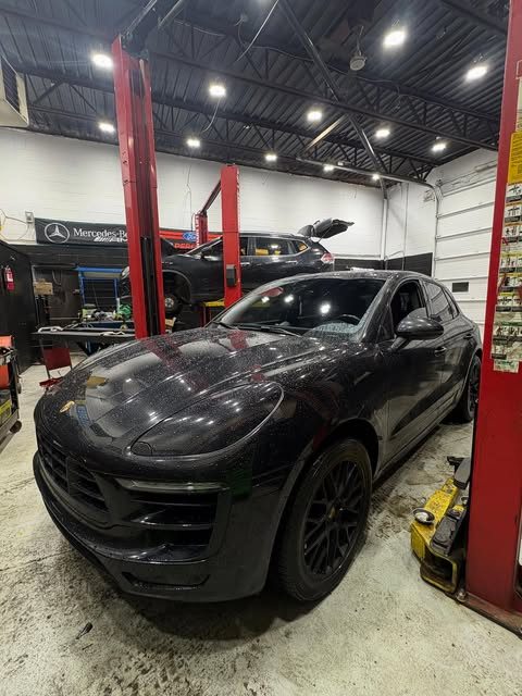 Un Porsche Macan dans l'atelier