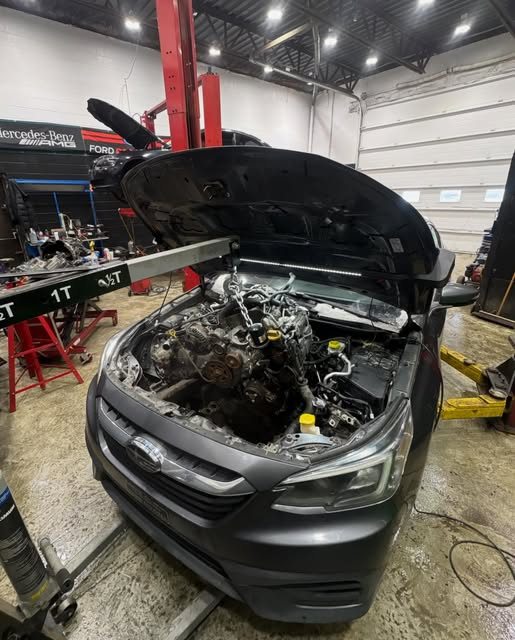 Subaru Legacy 2020, compartiment moteur vide pendant le remplacement